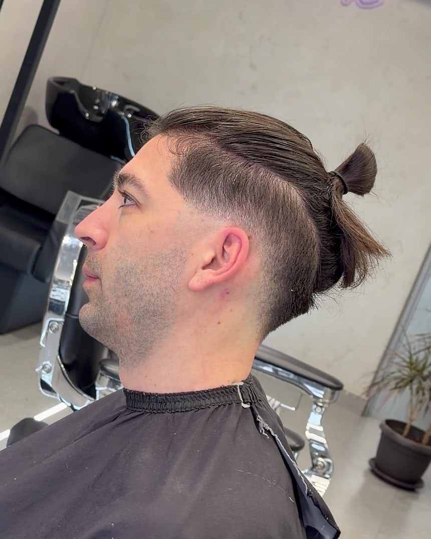 Κούρεμα με skin fade και μαλλί δεμένο σε κότσο